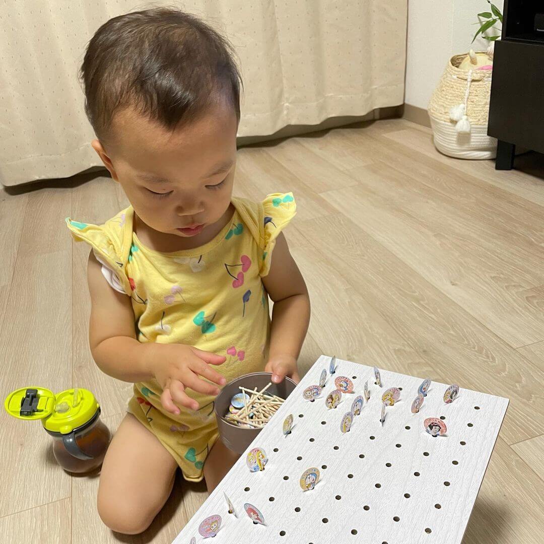 100均の”穴あきボード知育”がアツい!材料はダイソーだけ!子どもが熱中する手作り”知育おもちゃ”アイデア5選