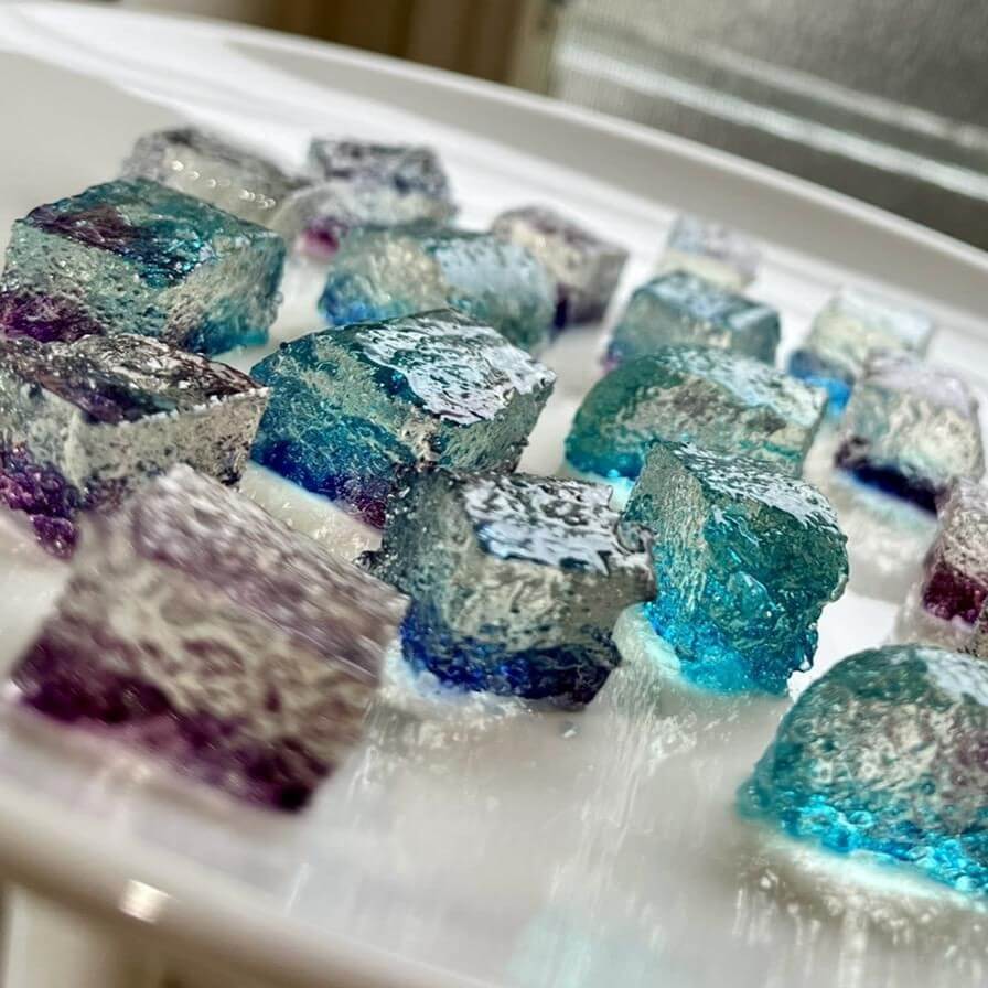 100均材料×電子レンジですぐ作れる!【食べられる宝石・琥珀糖】は雨の日のおやこクッキングに使える♪