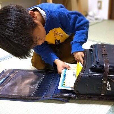 【小1の壁の乗り越え方】じつは小学校で求められる「同時に二つの動作を行う」こと。今から始めてておきたい3つのポイント