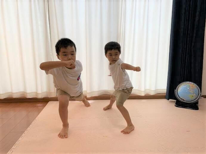 正月休みの運動不足解消に【体力を持て余した兄弟】も汗だくでハマった室内遊びを厳選!「足が速くなるダンス」って!?