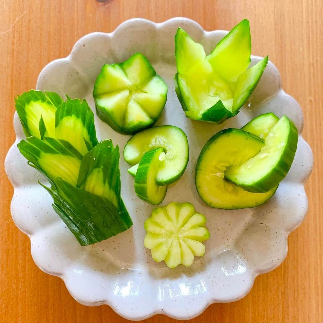 【キュウリの飾り切り】で食卓が華やかに!サラダやお刺身、そうめん…いつもの料理にプラスしてマンネリ解消♪