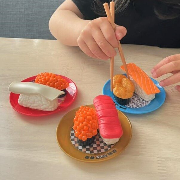 【キャンドゥから驚きの名品】箸の使い方や計算も学べる!ハイクオリティな「寿司おもちゃ」を全種類コンプしたい!!
