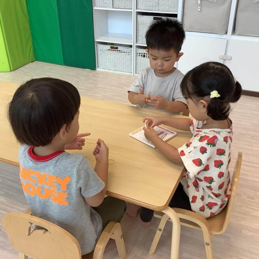 【現役保育士が絶賛】ダイソーの知育玩具「ジオボード」への子どもの集中力がスゴすぎ!指先が鍛えられて使い方無限大!