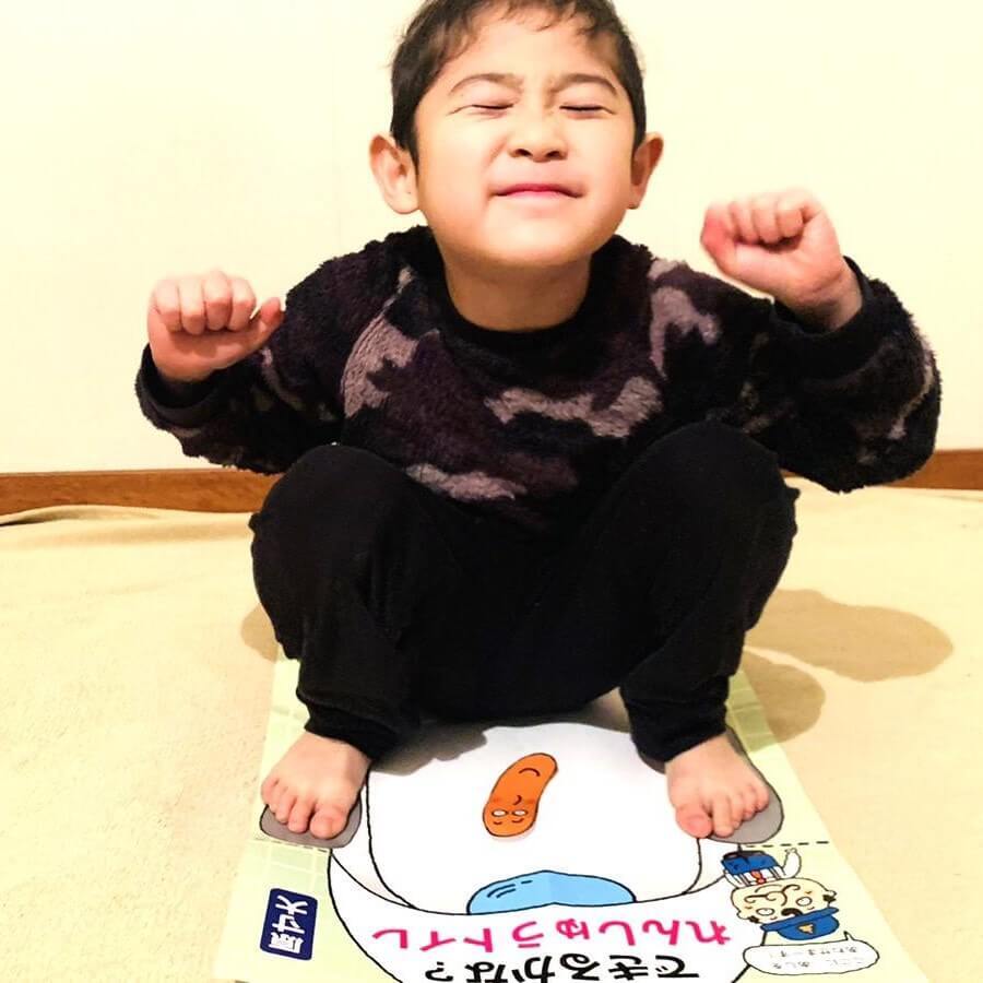 入学前に身につけたい「和式トイレの使い方」を実物大で練習できちゃう絵本!はみ出る失敗の対処法もマスターできた♪
