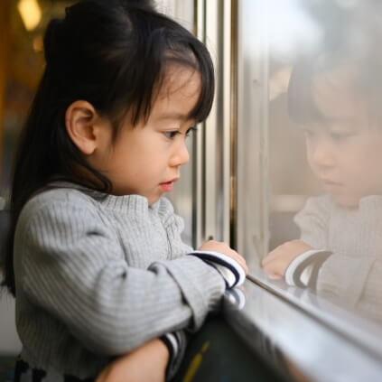 おとなしくて友達と仲よく遊べているか心配なわが子には「誰と遊んだの?」ではなく「何をして過ごしたの?」の問いかけが正解!