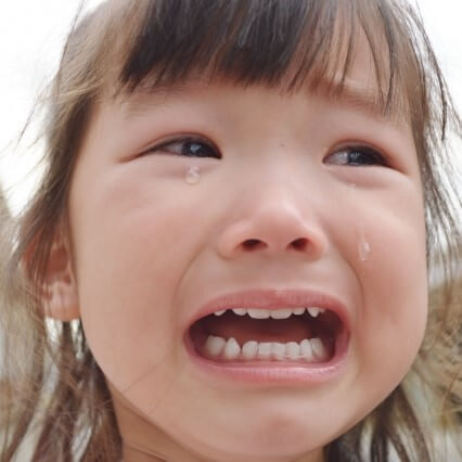 泣けば思い通りになると思ってる!?「もう泣かないの!」ついイラッとしがちな泣き虫っ子にどう接するべき?