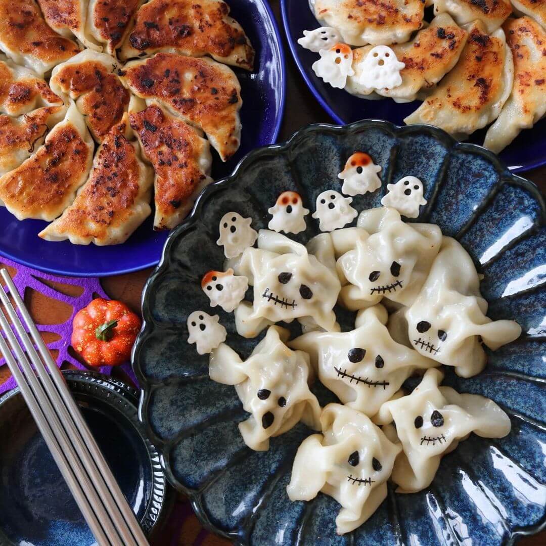 まさかこんな手があったなんて!今年のハロウィンは「おばけ餃子」で決まり!不器用さんでも子どもでも簡単に作れてかわいすぎ☆