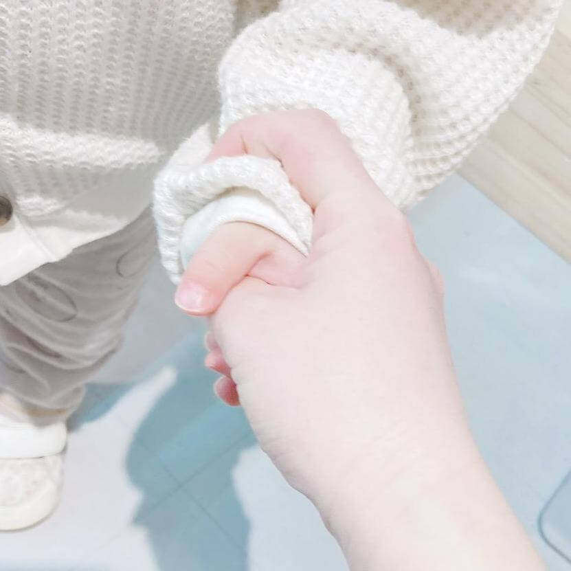 【現役保育士のお墨付き】もっと早く知りたかった…!子どもが急に飛び出しても安心な「振りほどかれない手のつなぎ方」