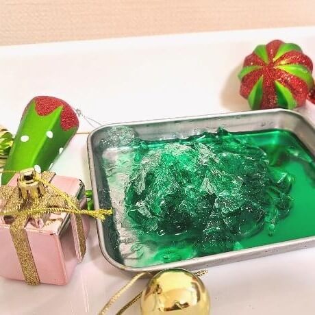 【ペットボトルと水だけでOK】水が一瞬で氷に変わる!クリスマス気分を盛り上げる不思議なおうち実験