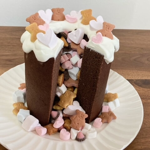 中からお菓子がザクザク!子どものテンション爆上がり!無印の「特大バウム」で作るサプライズケーキ♡