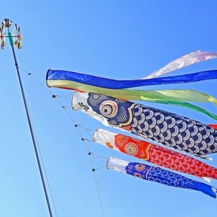 「こどもの日」は男の子だけのお祭り? こいのぼりや柏餅など子どものなぜを徹底解説
