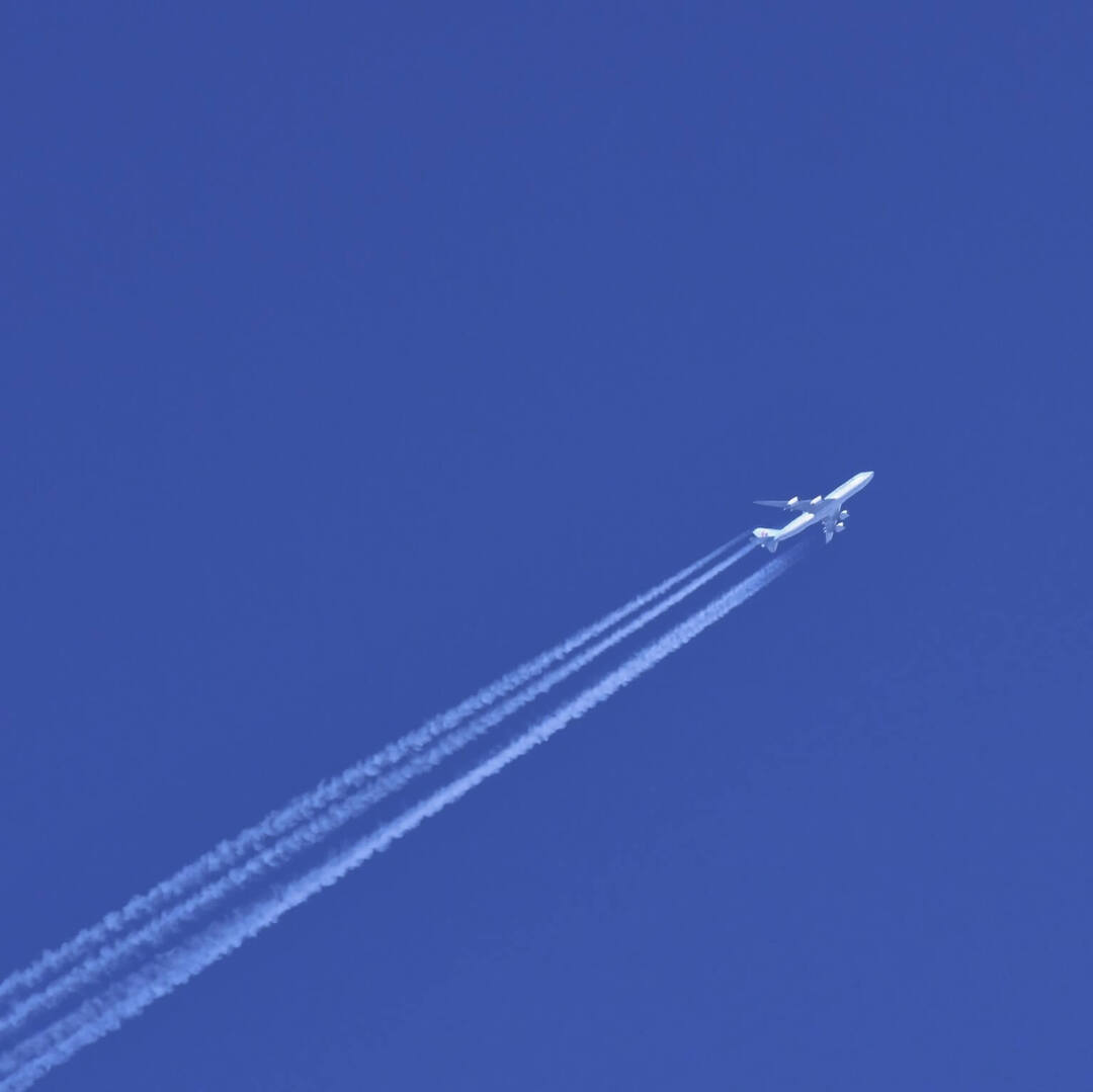 空が青い理由・夕焼け空が赤い理由をわかりやすく解説!しくみがわかる光の散乱実験も
