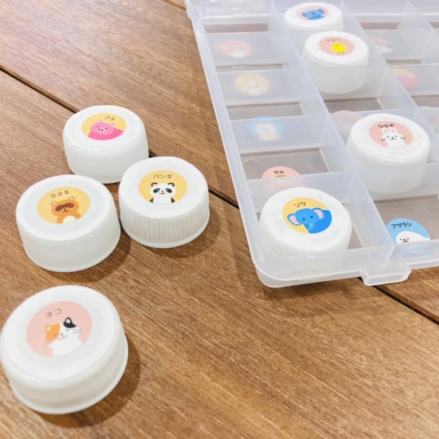 【廃品×ダイソー知育】「ペットボトルのふた手作り玩具」子どもの食いつきがスゴすぎ&知育メリット多すぎて保育士も大絶賛!