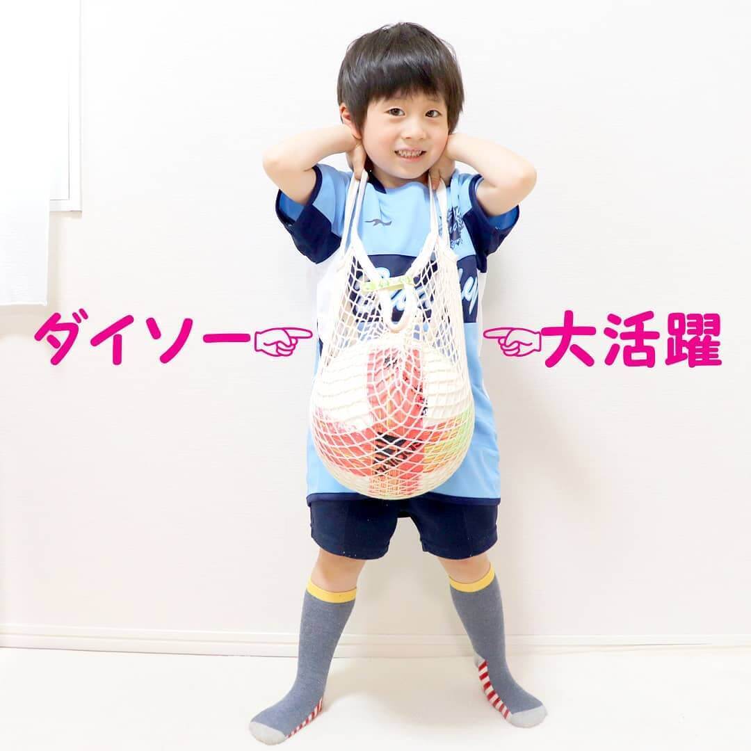 【ダイソー&セリア】定番ネットバッグが収納に大活躍♪ボールや抱っこ紐、果物…片付けに困るものを浮かせてスッキリ!