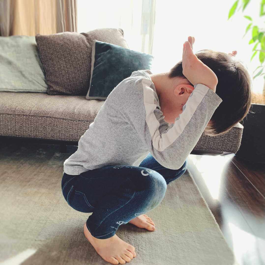 【マットの後転】途中で止まる、立ち上がれない、怖い…!難しい後転をキレイに回る3つのコツ