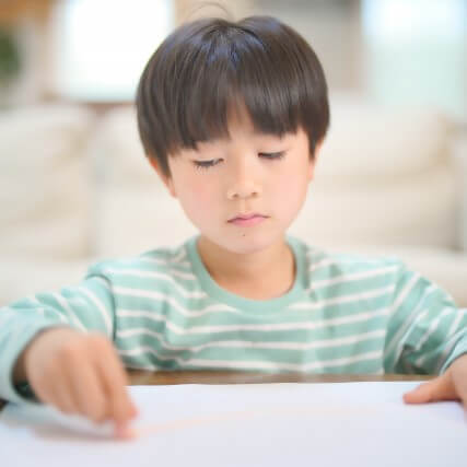 【保育士が解説】画用紙を前に固まってしまう、うまく描けない…「絵を描くのが苦手なわが子」をどうサポートする?
