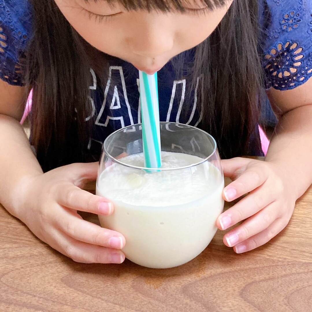 ミキサーいらずの【おうちシェイク】もむだけ10秒でファストフードのあの味が完全再現!バナナやヨーグルトのアレンジも簡単♪