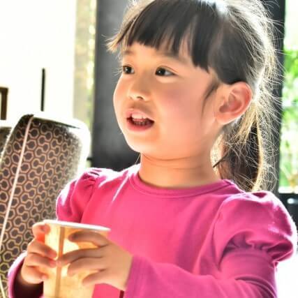 食事に集中しないのわが子だけ?おしゃべり、立ち歩き、テレビ視聴…「いいから食べなさ~い」のイライラをどうにかしたい!