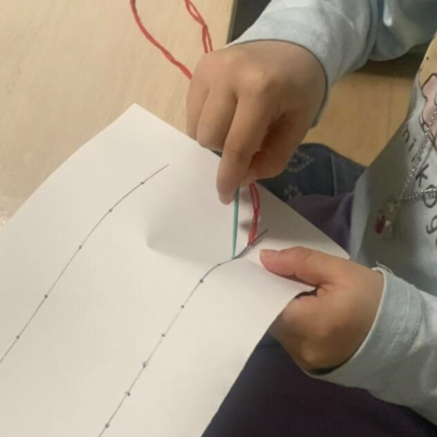 【100均deおうちモンテ】幼児期に体験させたい「縫い刺し」。集中力、巧緻性と知育メリットだらけで驚き!