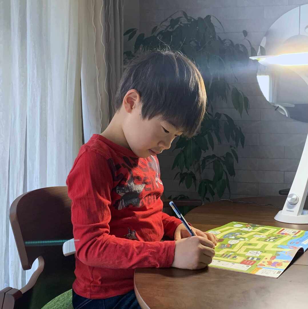 【リビング学習】勉強に集中できる環境づくりのコツ-おすすめ学習机、間取り&レイアウト、収納法を実例付きで紹介