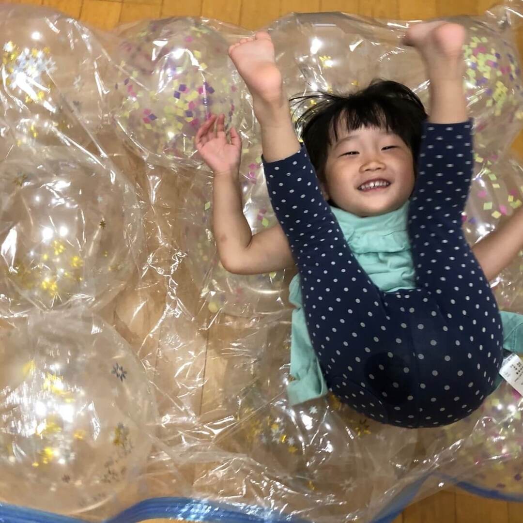 【材料費220円!】「ママ、こんな楽しいおもちゃありがとう!」と言われる「バルーンマット」で子どもの運動不足も解消!