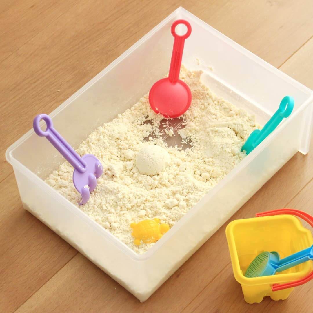 おうちにある【材料2つ】で【5分】で完成!巣ごもりの毎日にぴったりの室内お砂遊び用「手作り砂」