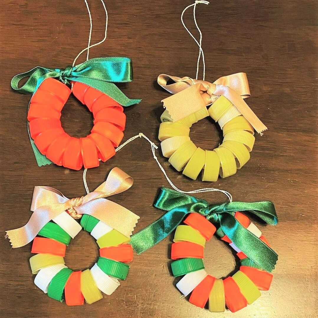 捨てるの待って!ペットボトルのフタでめっちゃ遊べる♪クリスマスツリーもリースも知育玩具もできた!