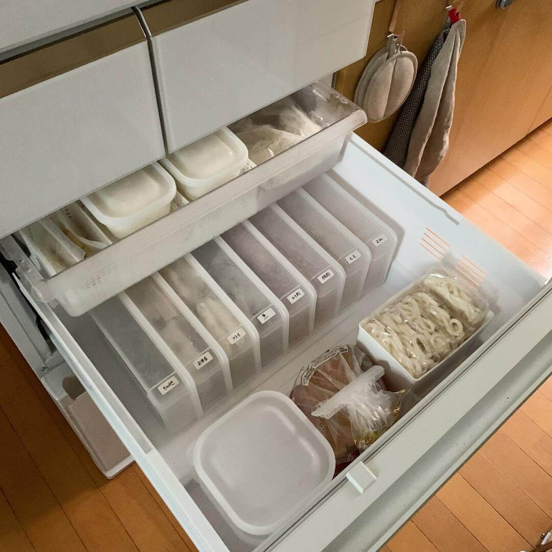 【冷凍庫の収納術】使いかけの冷食が化石に…(涙)とは決別!たっぷり詰め込んでも管理しやすいアイデア7選
