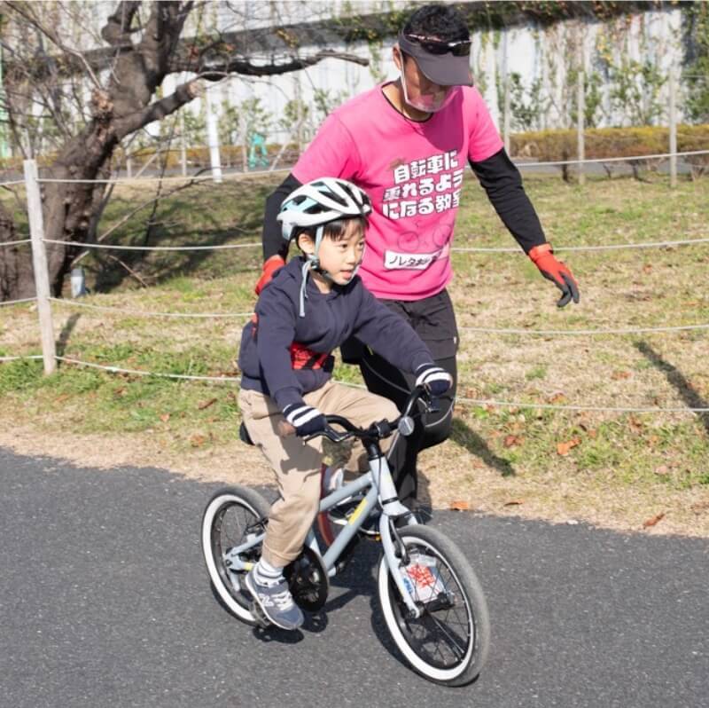 【プロが指南】そろそろ補助輪なしで自転車に乗らせたい…1時間で子どもがスイスイ走れるようになる上達のコツを聞いてみた
