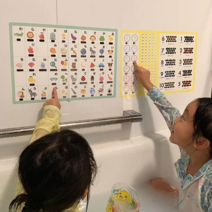 ダイソーが「こんなの欲しかった!」をまた叶えてくれた!ひらがな・すうじ練習中キッズ釘付けの【おふろポスター】!