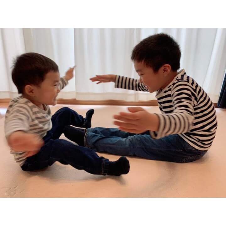 体力を持て余した男の子が汗だく&大盛り上がり!反射神経、体幹、動体視力…を養う「おうちでできる運動あそび6」