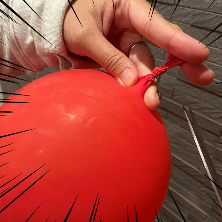 風船を静かに割る裏ワザとは?使うのはハサミのみ!もう急な破裂音に悩まない