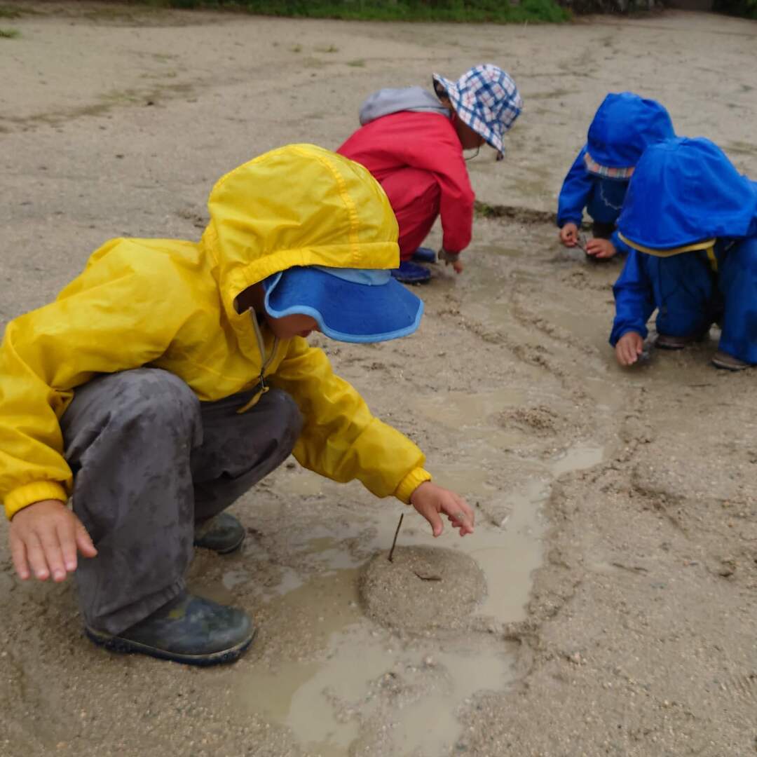 【雨の日こそ外へ!】子どもの五感を刺激する"雨の外遊び"は「まぁいいか」の前向きなたくましさを育む