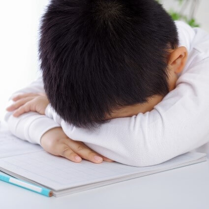 「友だちができない、誰も遊んでくれない…」友だち関係に悩むわが子にどう声をかけたらいい?先生に相談していい?