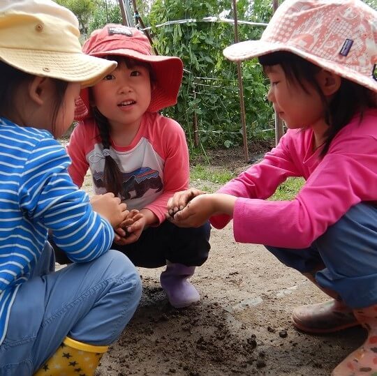 お友だちを遊びの輪に入れない…意地悪しないで!と叱らずあたたかく見守ってよい理由【森のようちえん現場から】