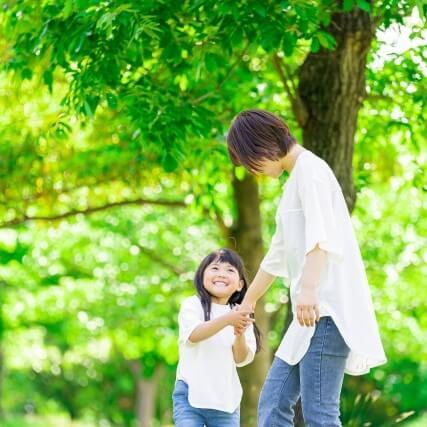 「スマホショルダー」愛用ママが急増中!キャッシュレス派、小物もぶら下げたい派…手ぶらアイテムおすすめ8選