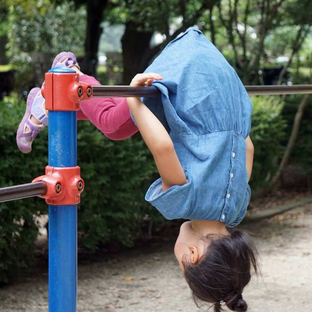 焦り、イライラは禁物!親が子どもに【鉄棒の前回り】を教えるときの3つの極意