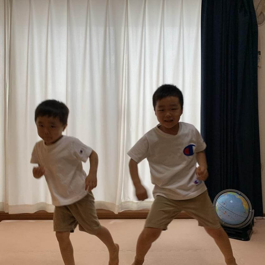 体力を持て余した兄弟が「足が速くなるダンス」 に挑戦!外遊びできないときに超ぴったり!!