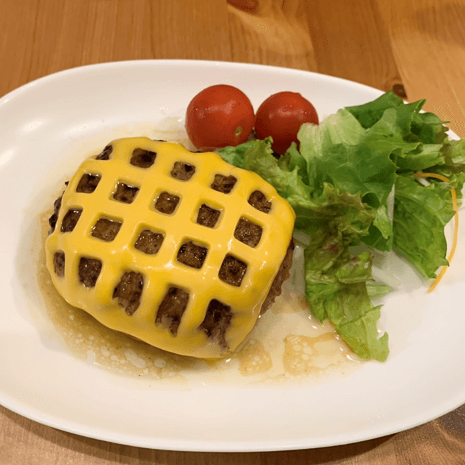 スライスチーズがたちまち水玉や網目模様に!レストランみたいな「映えごはん」が作れる便利アイテム発見!